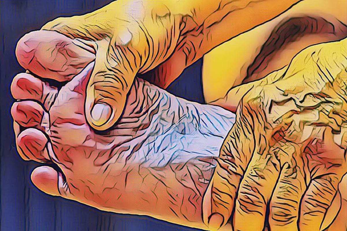 Illustrazione a colori di mani che sostengono e osservano la pianta di un piede